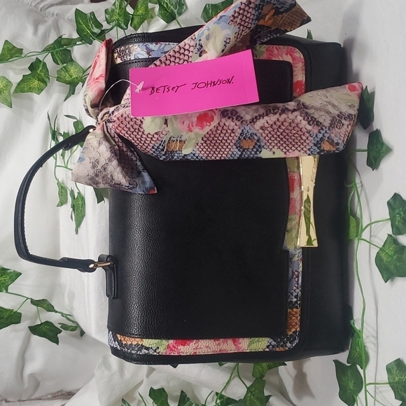 BETSEY JOHNSON CROSSBODY - Picture 2 of 8
